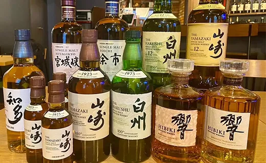 お酒がたくさん並んでいる写真