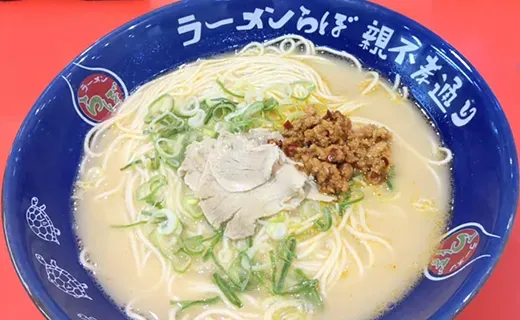 青い器に入っている豚骨ラーメンの写真