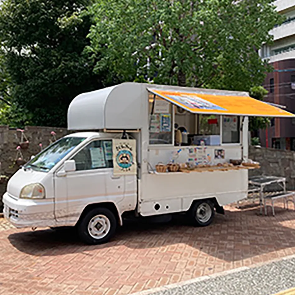 横から撮ったのキッチンカーの写真